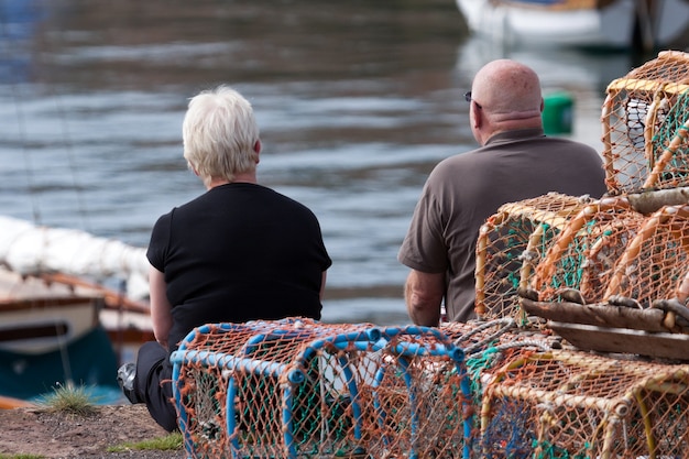 Deux personnes assises sur le quai à Dunbar