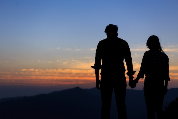 Deux personnes Couples amoureux au coucher du soleil.