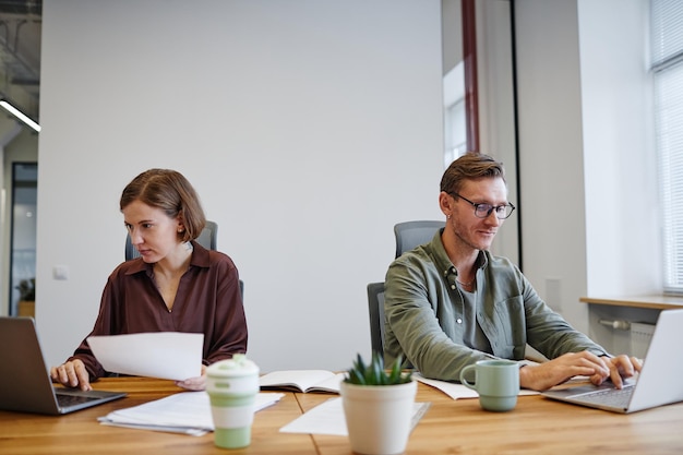 Deux personnes en coworking