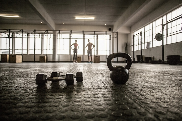 Photo deux personnes en forme sur le fond