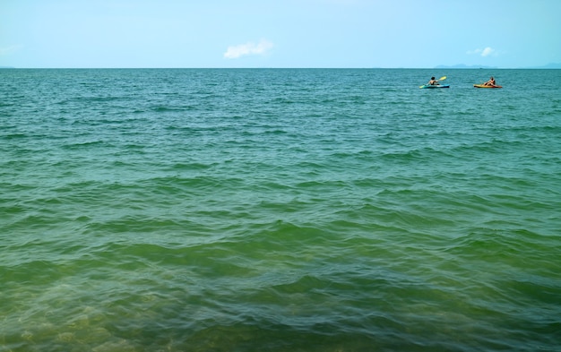 Deux personnes en kayak sur la mer tropicale bleu turquoise