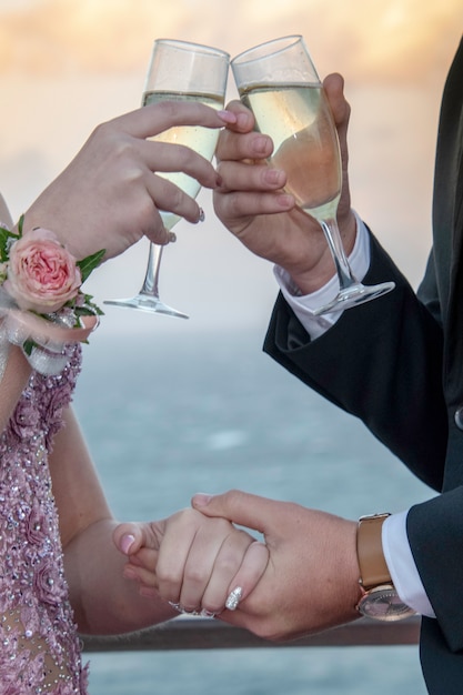 Deux personnes partageant un verre