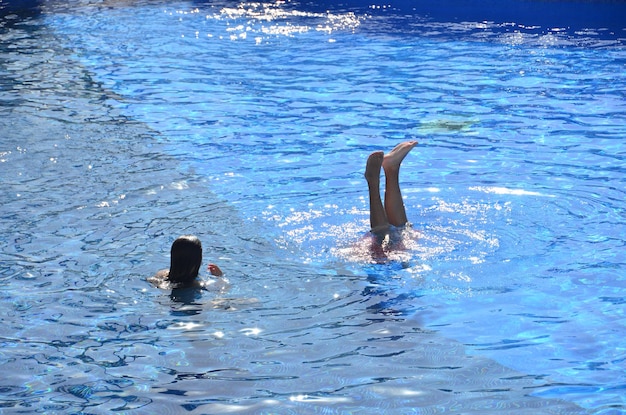 Deux personnes en pleine mer tropicale.