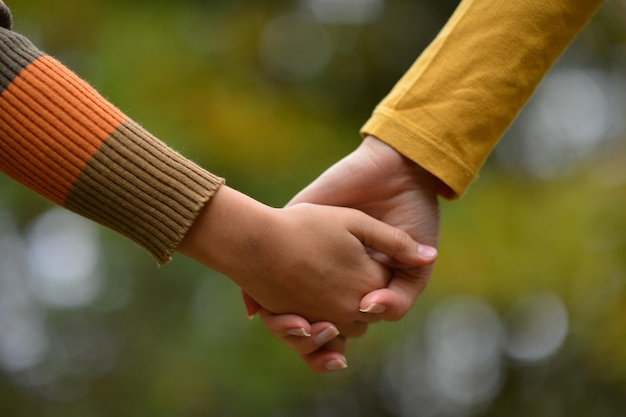 Deux personnes tenant