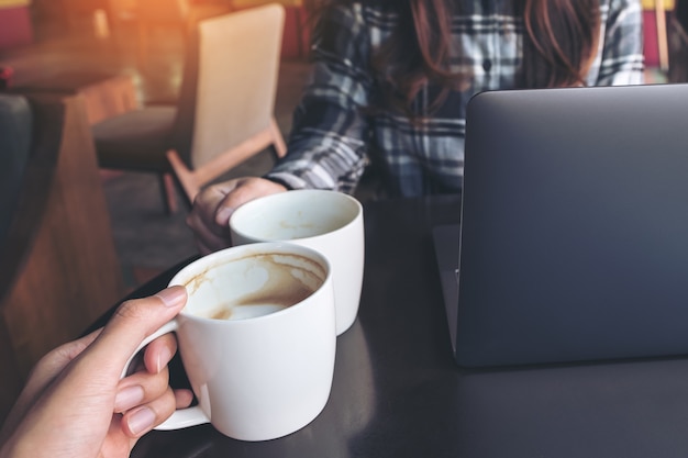 deux personnes tinter la tasse de café