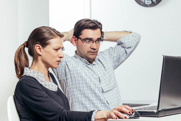 deux personnes travaillant tard