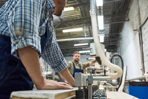 Deux personnes travaillant à l'usine moderne