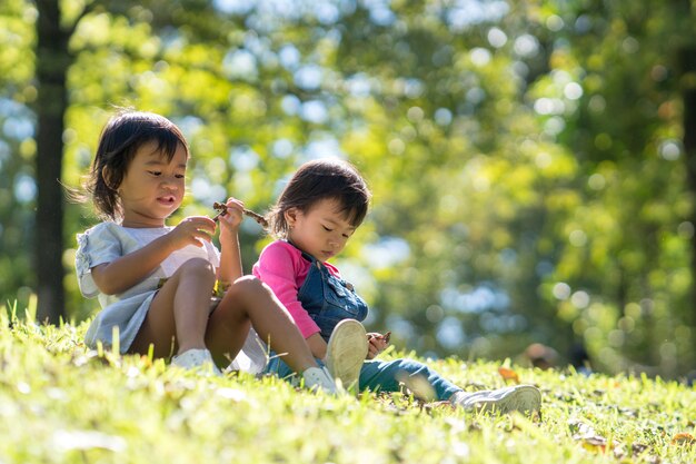 Deux petit enfant s'amusant