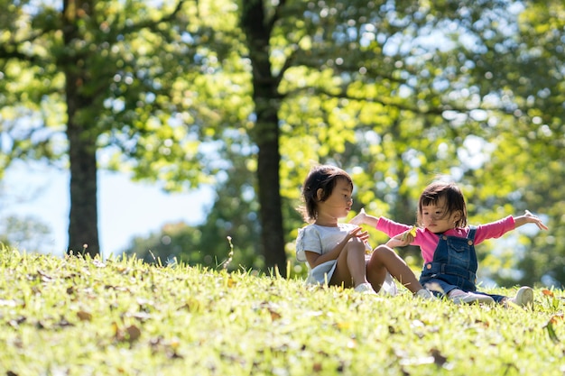 Deux petit enfant s'amusant