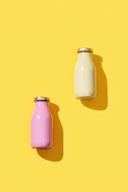 Deux petites bouteilles en verre pour jus ou yaourt, modèle d'emballage maquette