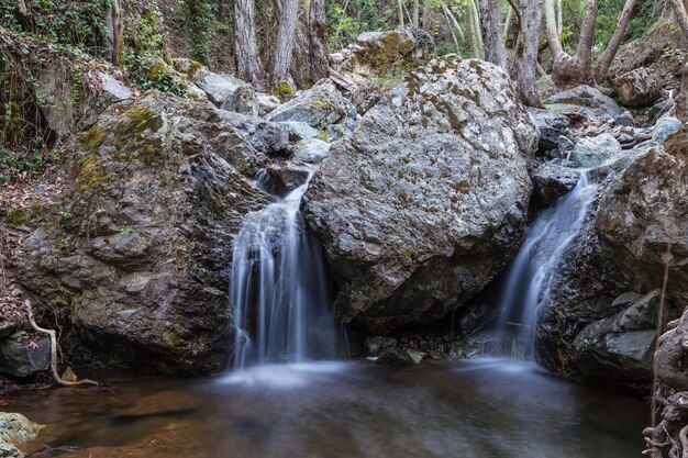 Deux petites cascades dans les rochers de la forêt