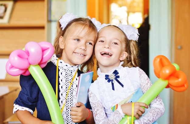 Deux petites écolières heureuses de se voir