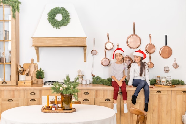 deux petites filles attendent Noël à la maison