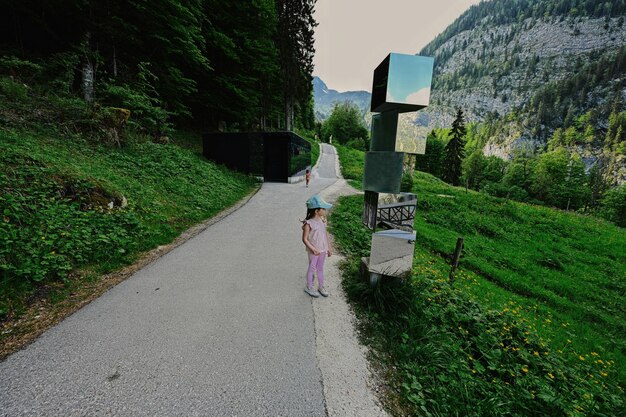 Deux petites filles au chemin de grottes au mont Krippenstein à Hallstatt Haute Autriche Europe