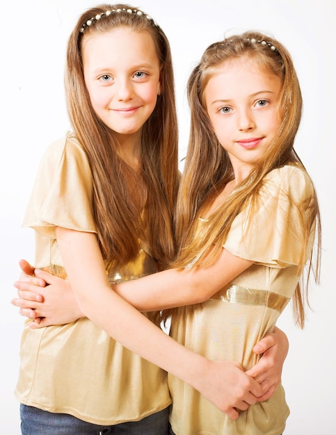 Deux petites filles blondes sur blanc