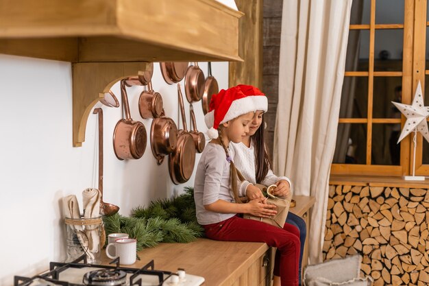 Deux petites filles avec un cadeau de Noël