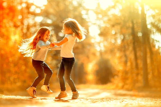 Deux petites filles dansant dehors