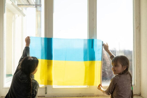 Deux petites filles avec le drapeau ukrainien