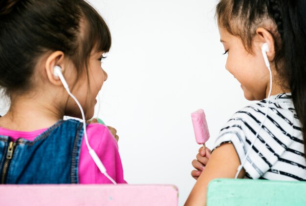 Deux petites filles écoutant de la musique