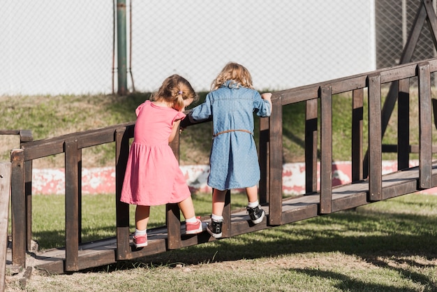 Deux petites filles, escalade, sur, promenade