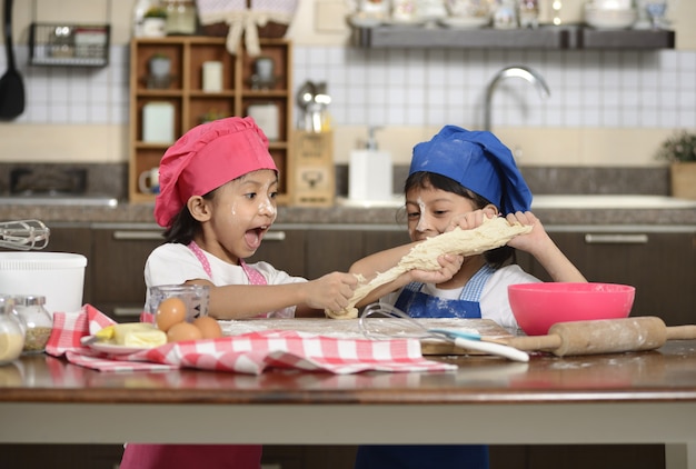 Deux petites filles font une pizza