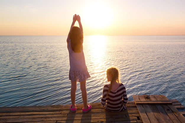 Deux petites filles sur la jetée