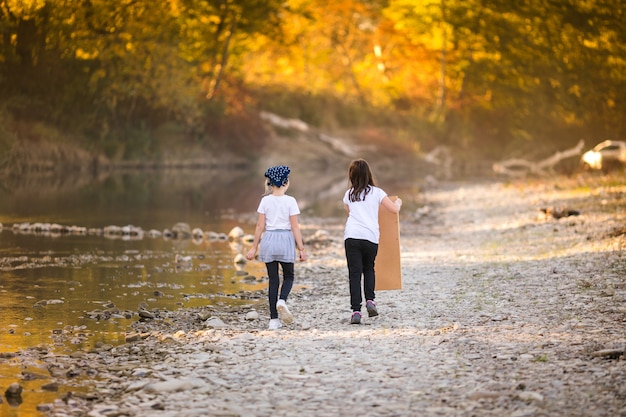 Deux petites filles jouant au bord de la rivière