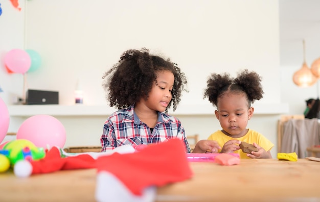 Deux petites filles jouant avec de la plastique