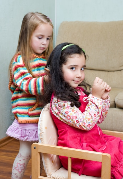 Deux petites filles jouant