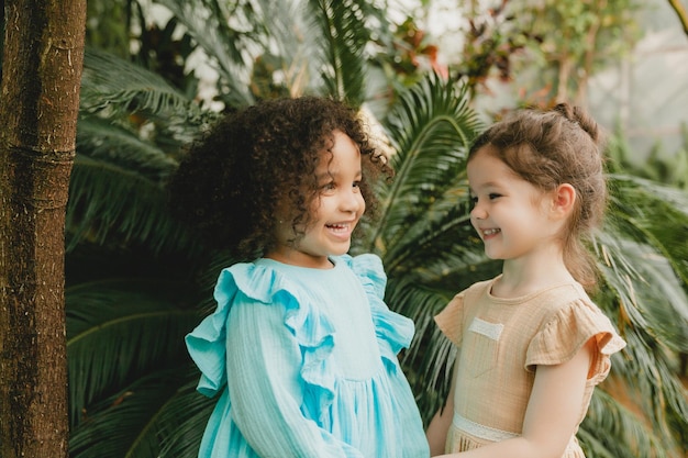 Deux petites filles joyeuses dans le jardin botanique printemps été