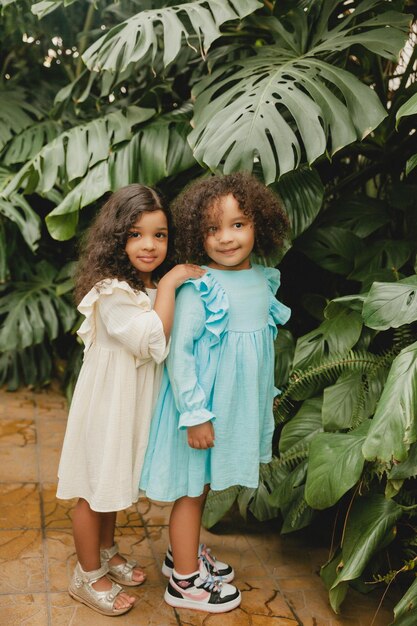 Deux petites filles joyeuses dans le jardin botanique printemps été