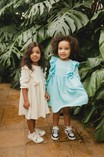 Deux petites filles joyeuses dans le jardin botanique printemps été