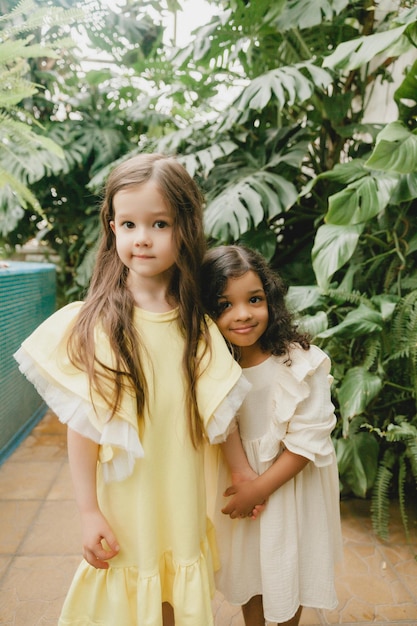 Deux petites filles joyeuses dans le jardin botanique printemps été