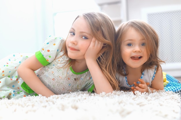 Deux petites filles à la maison