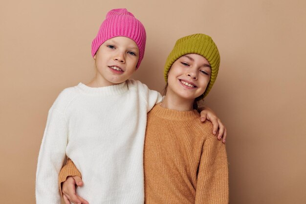 Deux petites filles mignonnes s'amusant à poser la mode