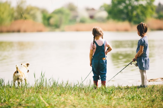 Deux petites filles à la pêche