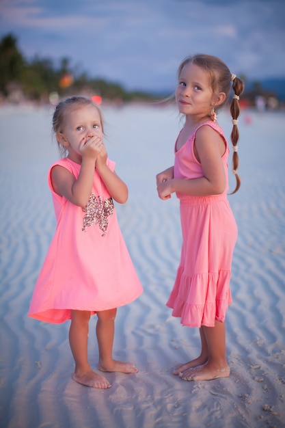 Deux petites filles sur une plage tropicale aux Philippines