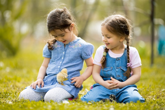 Deux petites filles avec des poulets