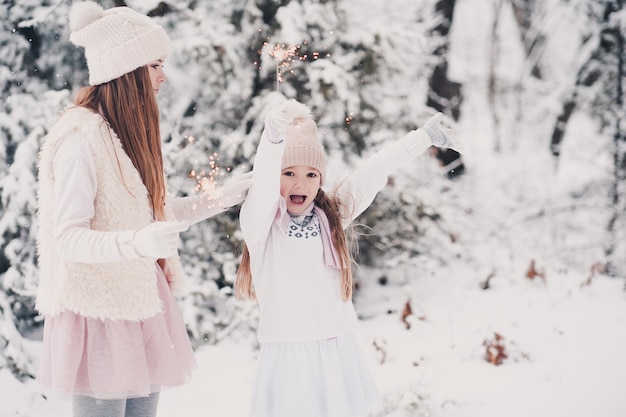 Deux petites filles s'amusant dans la neige à l'extérieur