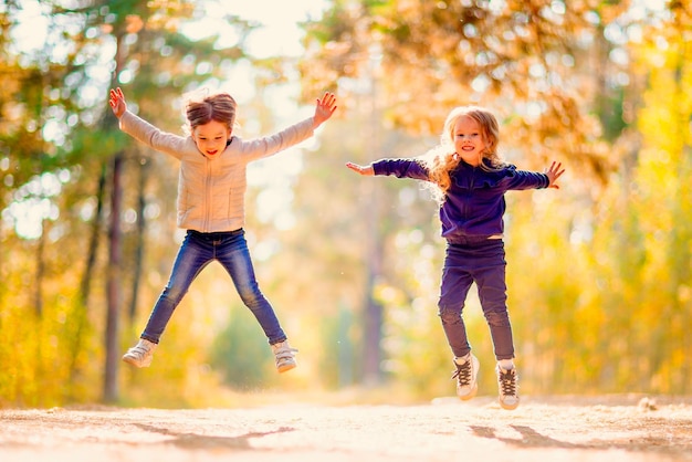 Deux petites filles sautant dehors