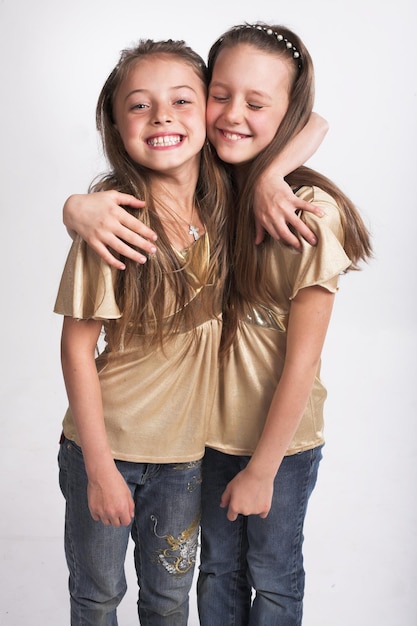 Deux petites filles se font un câlin