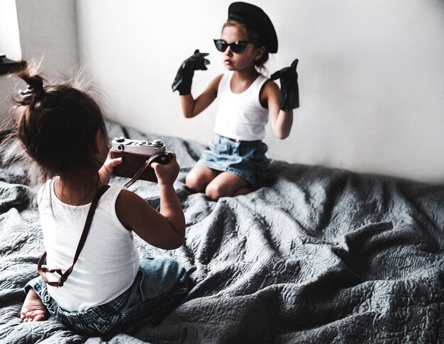 Deux petites filles se prenant en photo. petites femmes de la mode