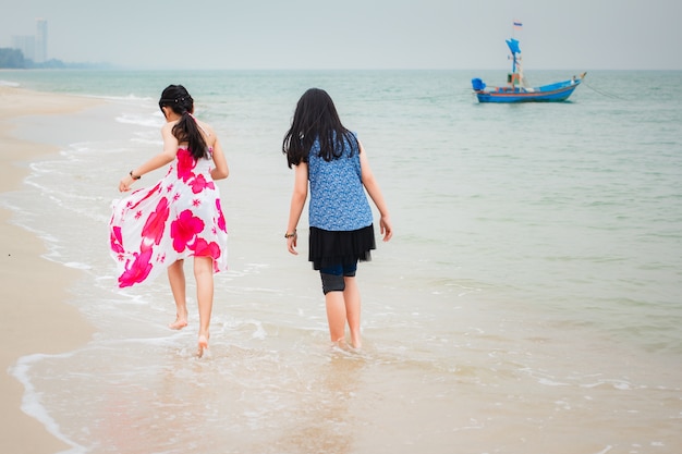 Deux petites filles sont sur la plage.