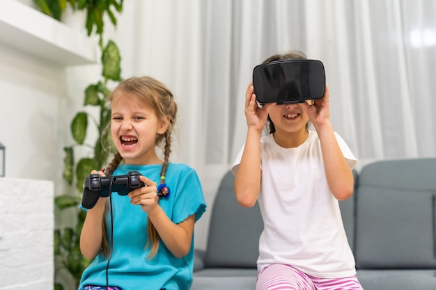deux petites filles utilisant des lunettes de casque de réalité virtuelle. concept de technologies modernes