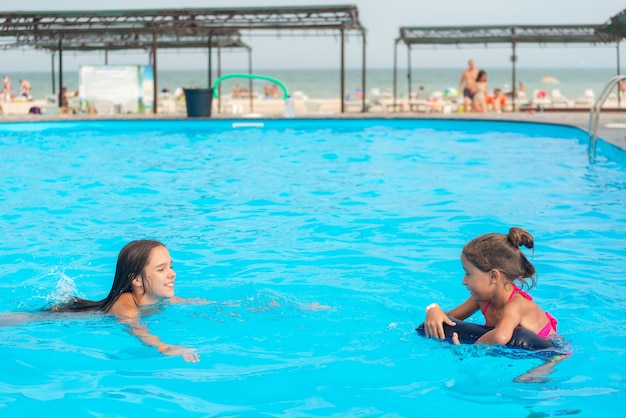 Deux petites soeurs filles nagent