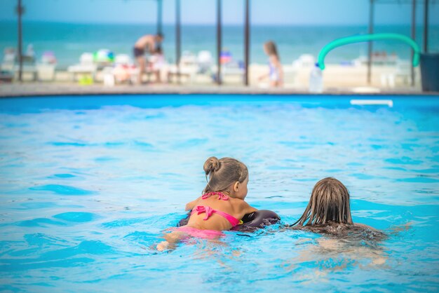 Deux petites sœurs filles nagent