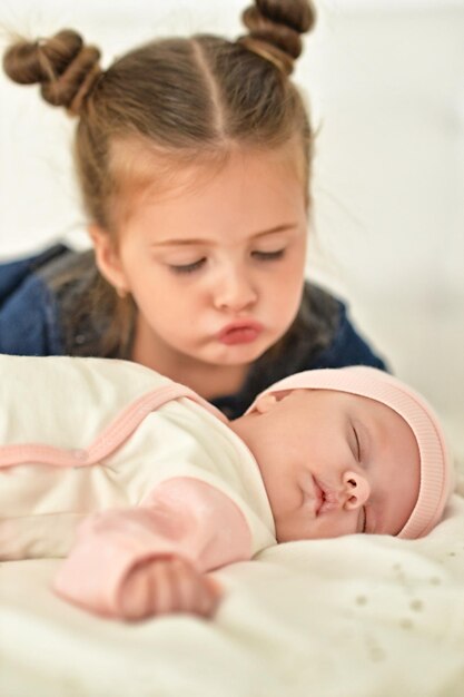 Deux petites soeurs mignonnes