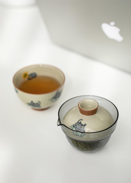 Deux petites tasses avec un petit bol de thé Profils aromatiques du thé par technique d'infusion
