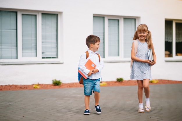 Deux petits amis vont à l'école. Les écoliers. retour à l'école