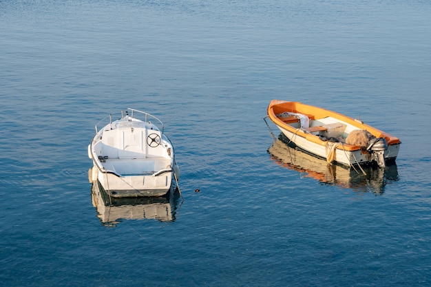 Deux petits bateaux de pêche flottant sur le bord de la mer Méditerranée. Italie. Paysage marin.